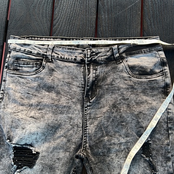 Ripped Jeans - Picture 6 of 9